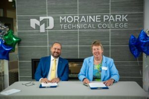 Moraine Park And Uw Oshkosh Sign Articulation Agreement Mptc Today